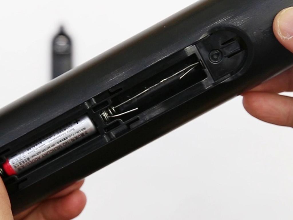 Dùng remote tivi với một viên pin được không "cực bất ngờ"