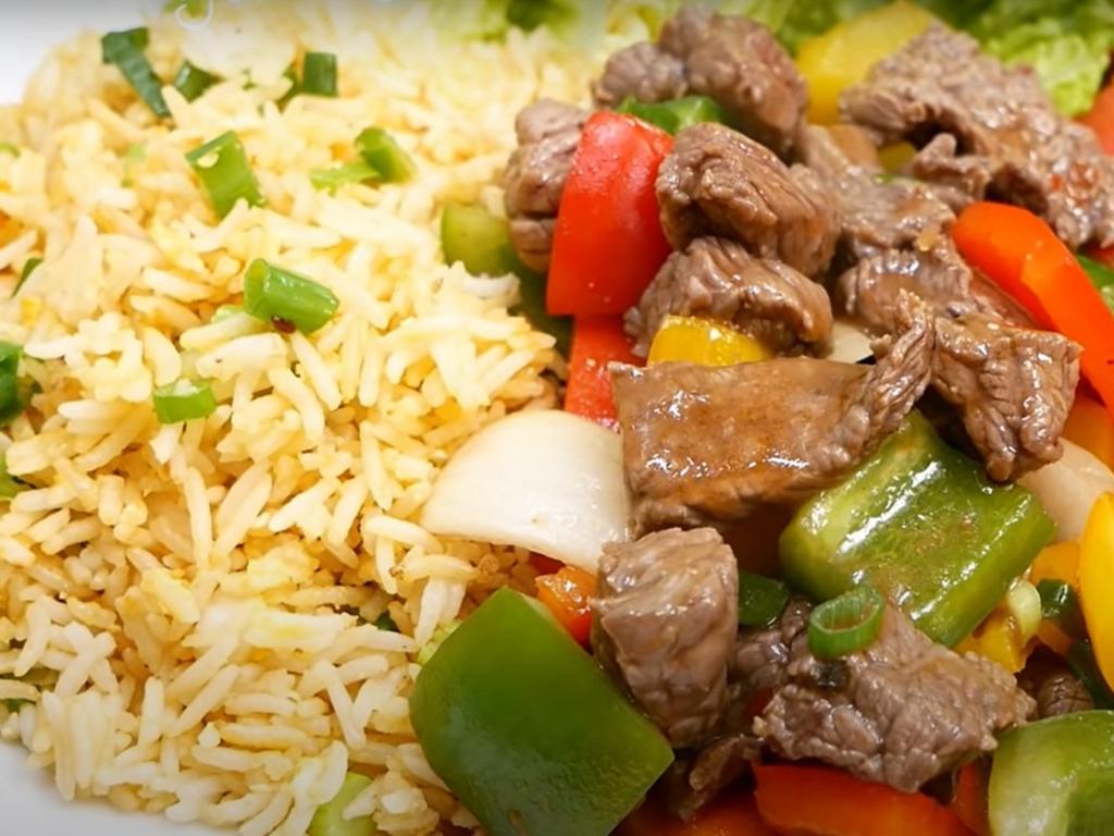 Cách làm cơm chiên bò lúc lắc mềm thơm, đậm vị "gắp phát là ghiền"