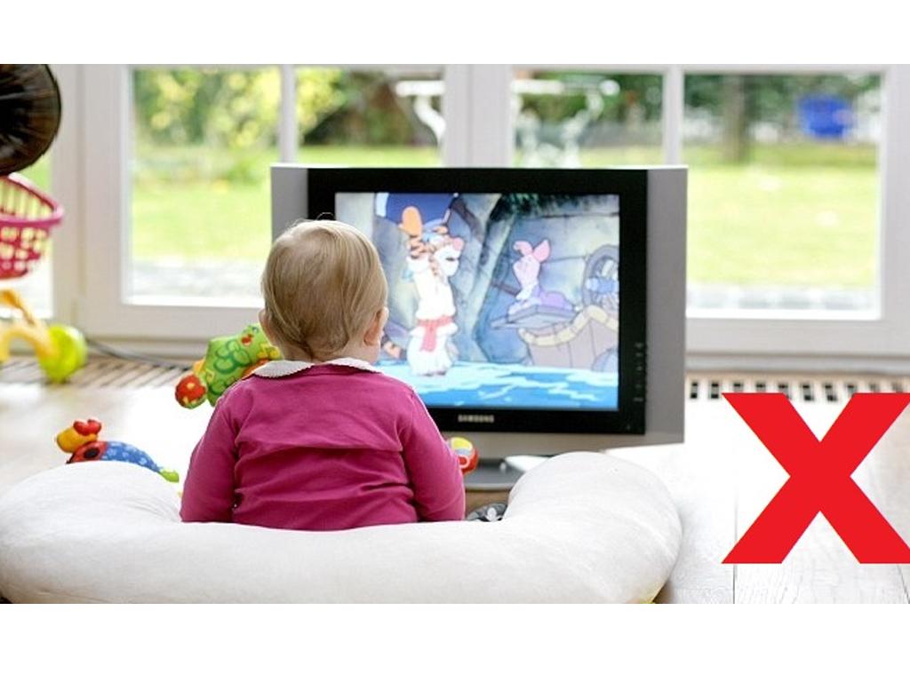 Có nên cho trẻ em xem tivi: Giải trí hay "đầu độc" thị giác?