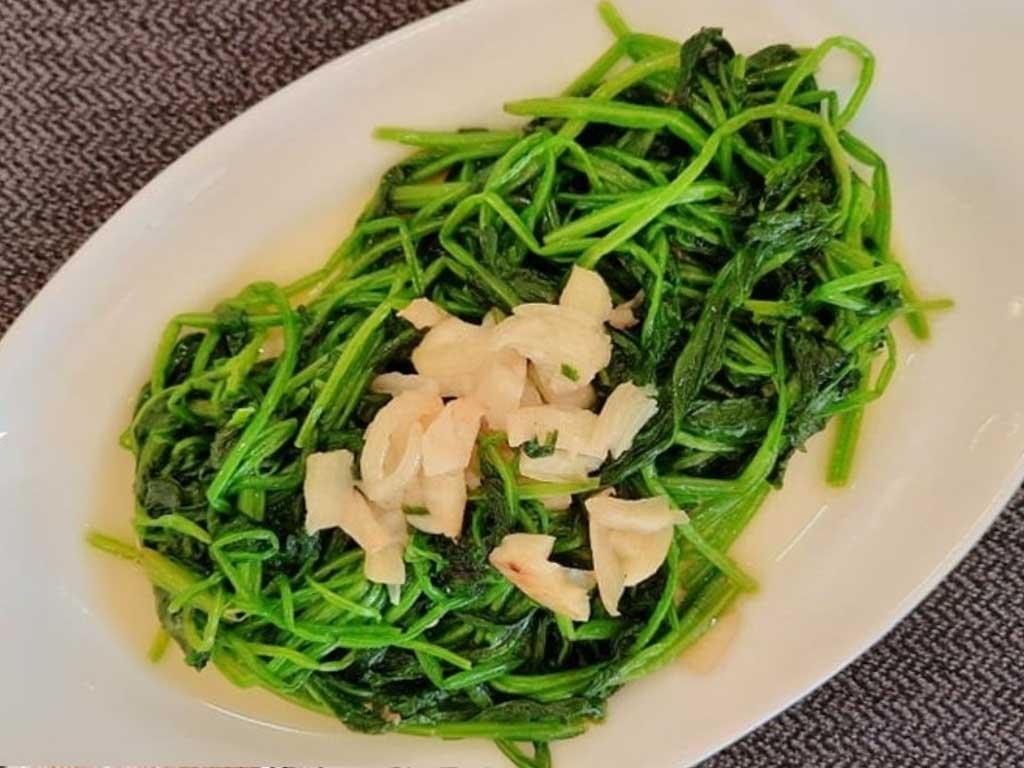 Cách nấu cải bó xôi xào tỏi "chuẩn vị" xanh giòn