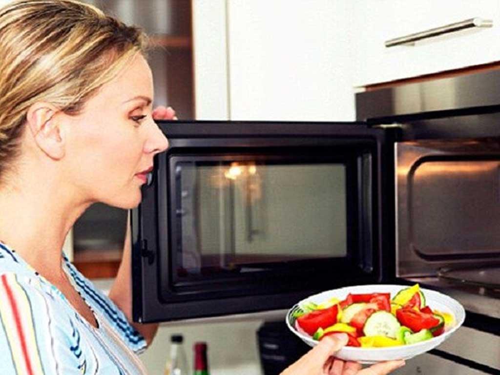 Sửa lò vi sóng không nóng "tại nhà" dễ như chơi