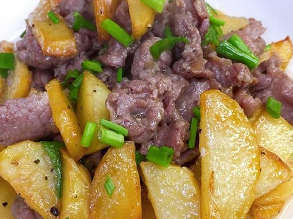 Cách xào khoai tây với thịt lợn "chuẩn vị" mềm ngon