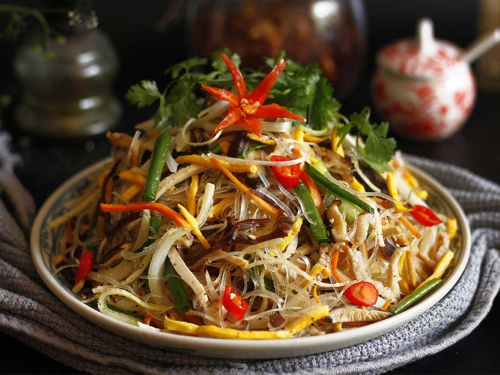 Cách xào miến thập cẩm "cực ngon" không dính chảo