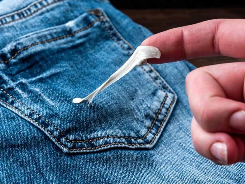 Cách tẩy kẹo cao su dính vào quần áo "sạch bong" không rách