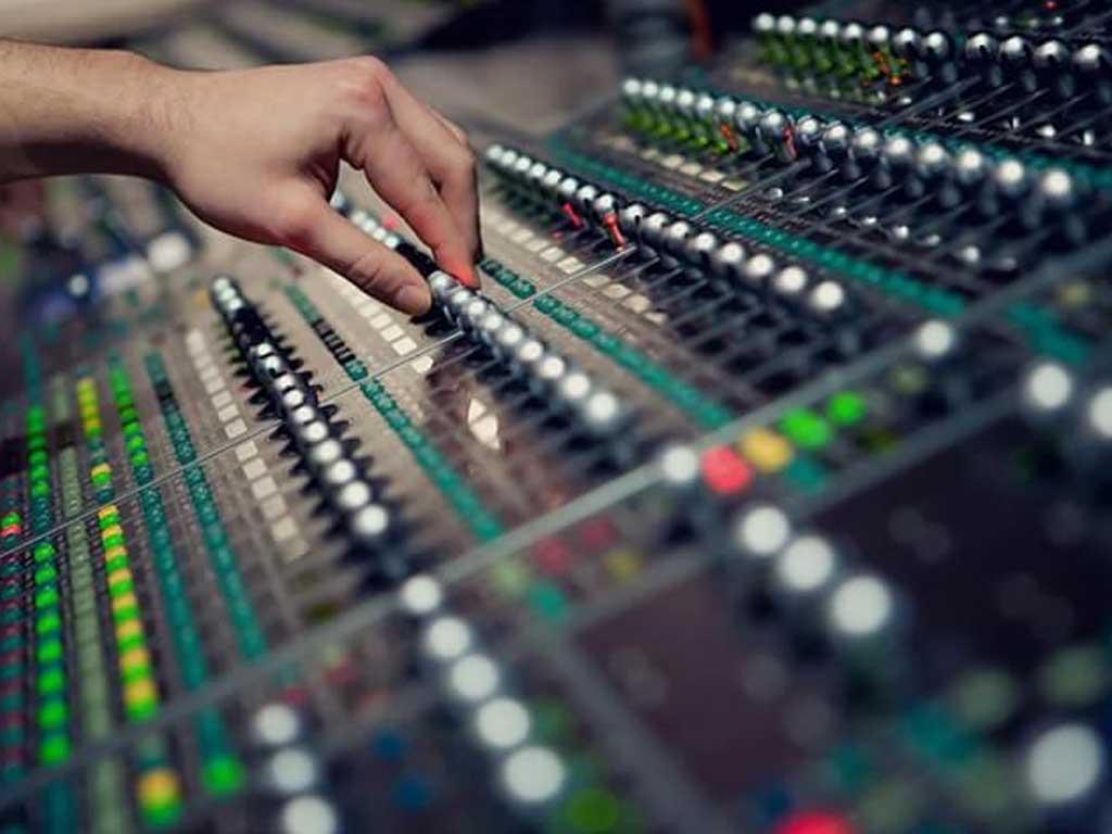 Phân biệt âm thanh phòng thu và sân khấu “nghe mà sốc óc”