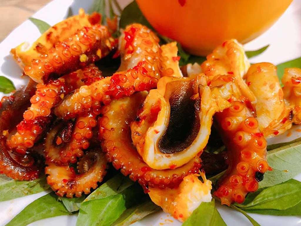 Cách làm bạch tuộc nướng muối ớt cay giòn thơm nức ăn là ghiền quên lối về