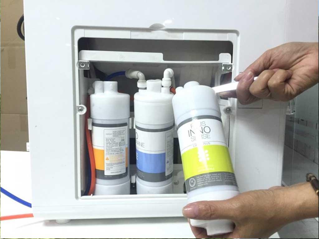 Hướng dẫn thay lõi lọc nước nhanh gọn sạch sẽ đỡ mất tiền triệu gọi thợ