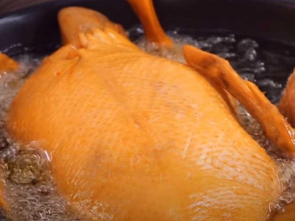 Cách nấu vịt tiềm nguyên con thơm mềm ai ăn cũng khen ngon quên lối