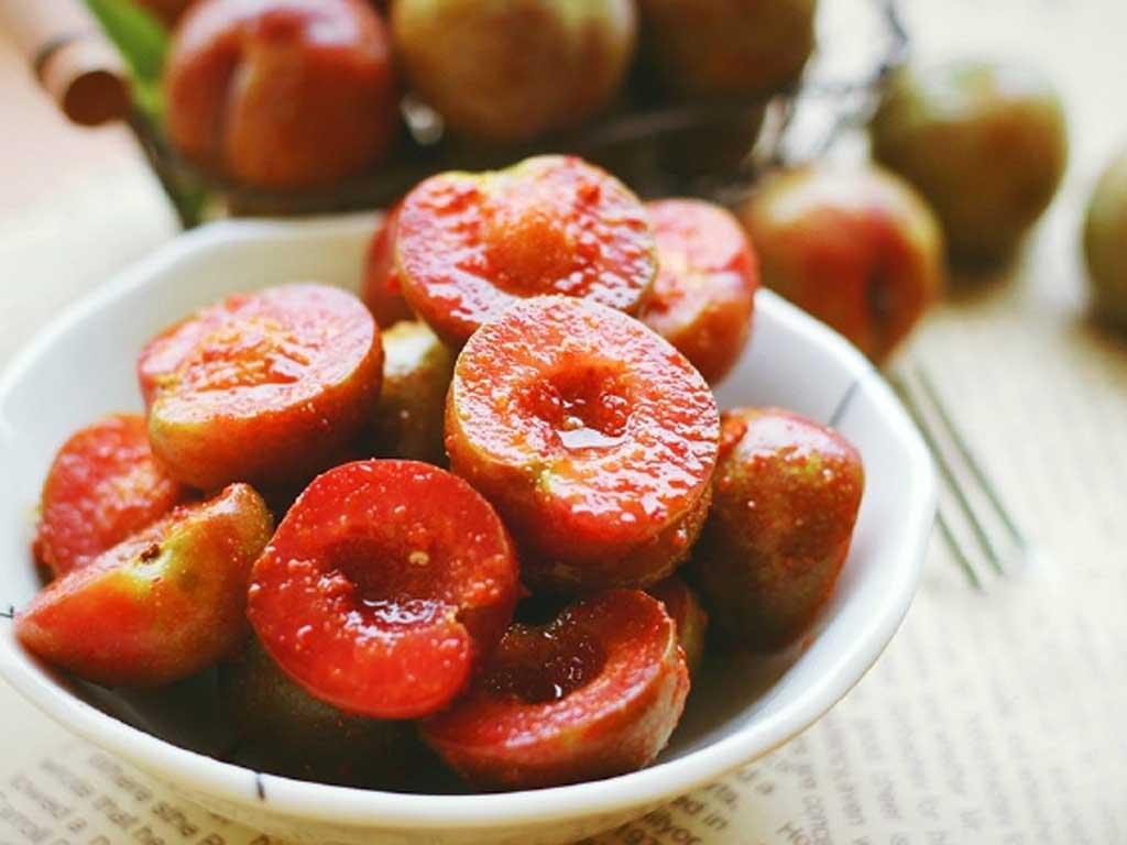 Cách làm mận lắc muối ớt chua cay giòn rụm ăn vặt 1 lần là nghiện ngay