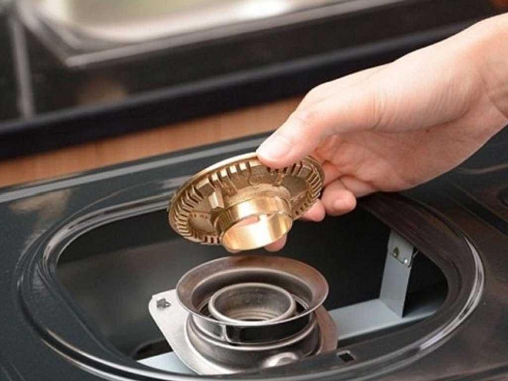 Thay đầu đốt bếp gas Rinnai đúng cách để lửa xanh đều, không tốn gas, an toàn