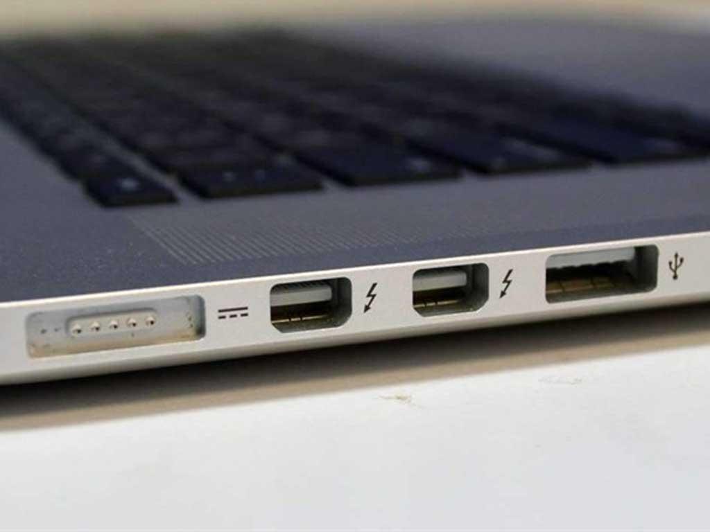 Cổng Thunderbolt 4 có sạc được không? 5 điều cần biết tránh sạc sai hỏng máy
