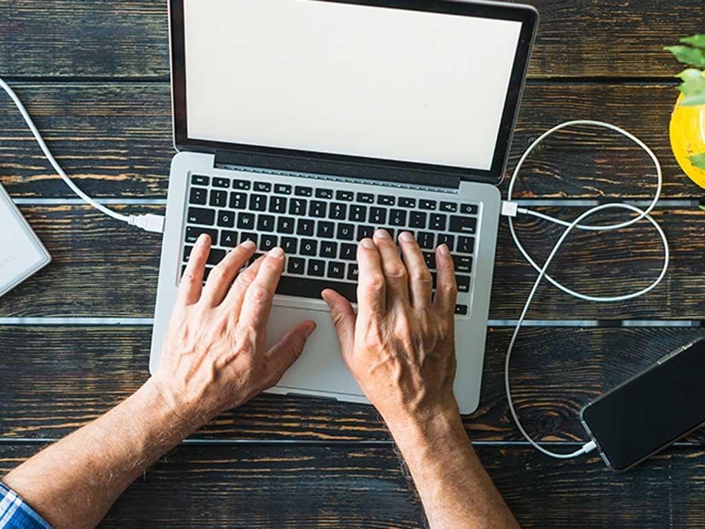 Có nên vừa dùng vừa sạc laptop? 5 sự thật ai cũng làm mà không biết hại máy