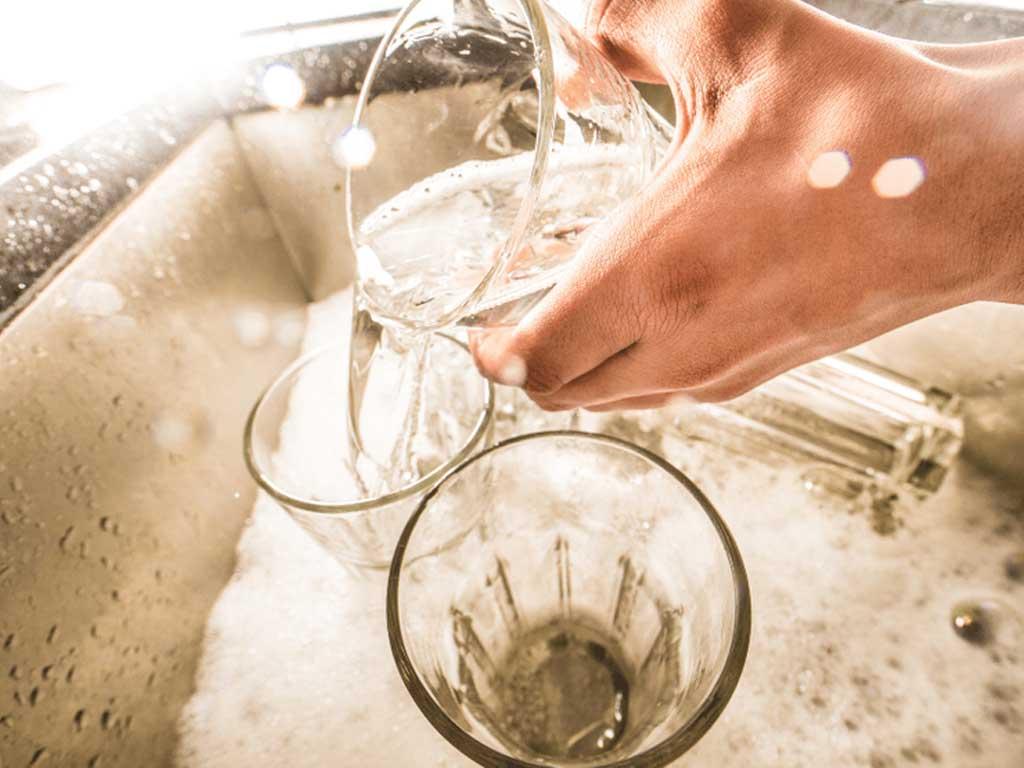 Cách tẩy trắng cốc thủy tinh bị ố vàng: 6 mẹo đơn giản với nguyên liệu sẵn bếp