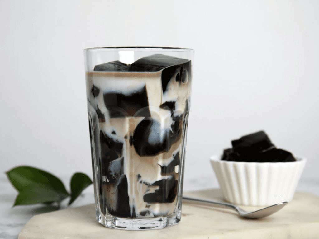 Cách làm sữa chua sương sáo thanh mát: Món ngon giải nhiệt 3 lớp “xịn sò”