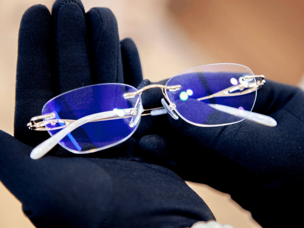 Cách phân biệt kính cận và kính thường: 4 mẹo không cần ra tiệm