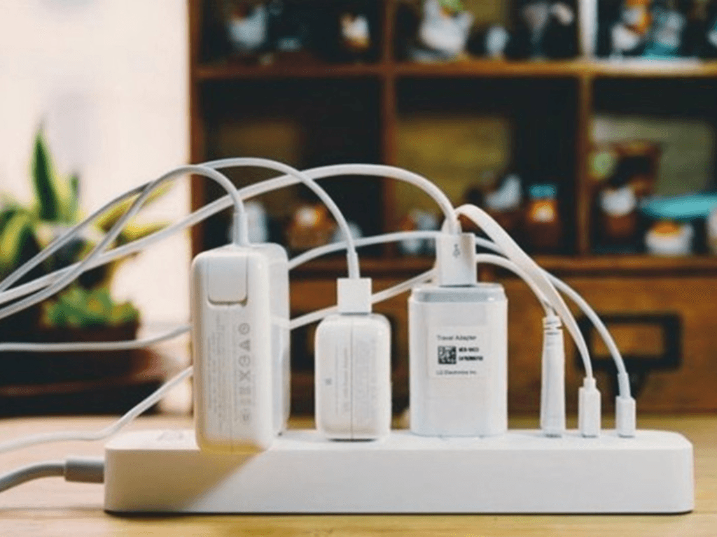 Cắm cục sạc liên tục vào ổ điện có sao không? 4 sự thật khiến bạn giật mình