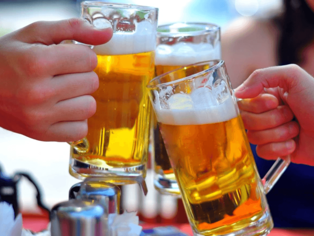 Uống 1 chai bia bao lâu hết nồng độ cồn để không bị thổi phạt?