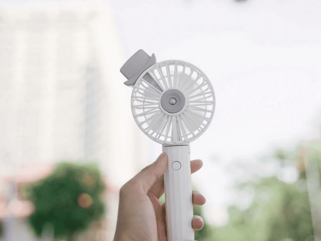 Cách sử dụng quạt phun sương mini: 1 mẹo giúp mát gấp đôi, tiết kiệm điện gấp 3