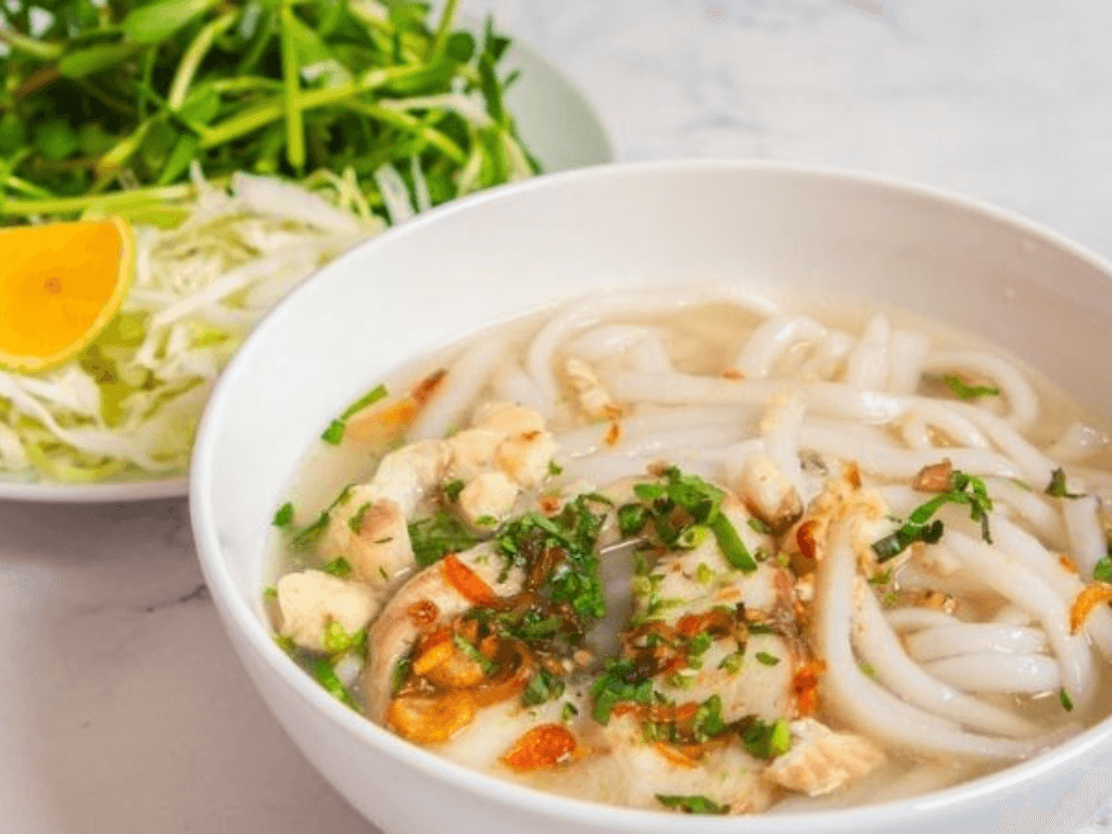 1 tô bánh canh thịt bao nhiêu calo? Sự thật khiến hội giảm cân “ngã ngửa”