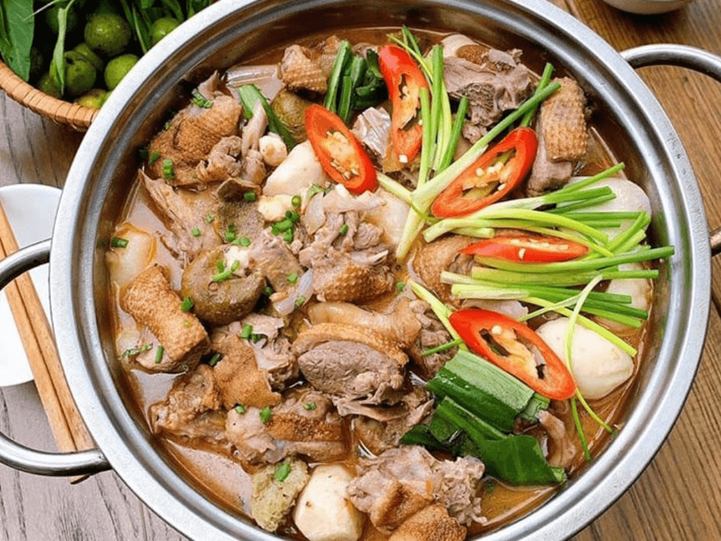 Cách nấu ngan om sấu khoai sọ: Món nhậu “tốn bia” khiến ai cũng mê