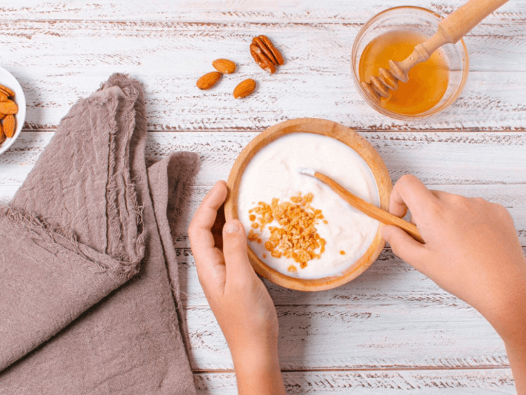 Ăn sữa chua trước khi ngủ có đẹp da không: Sự thật khiến hội chị em “té ngửa”