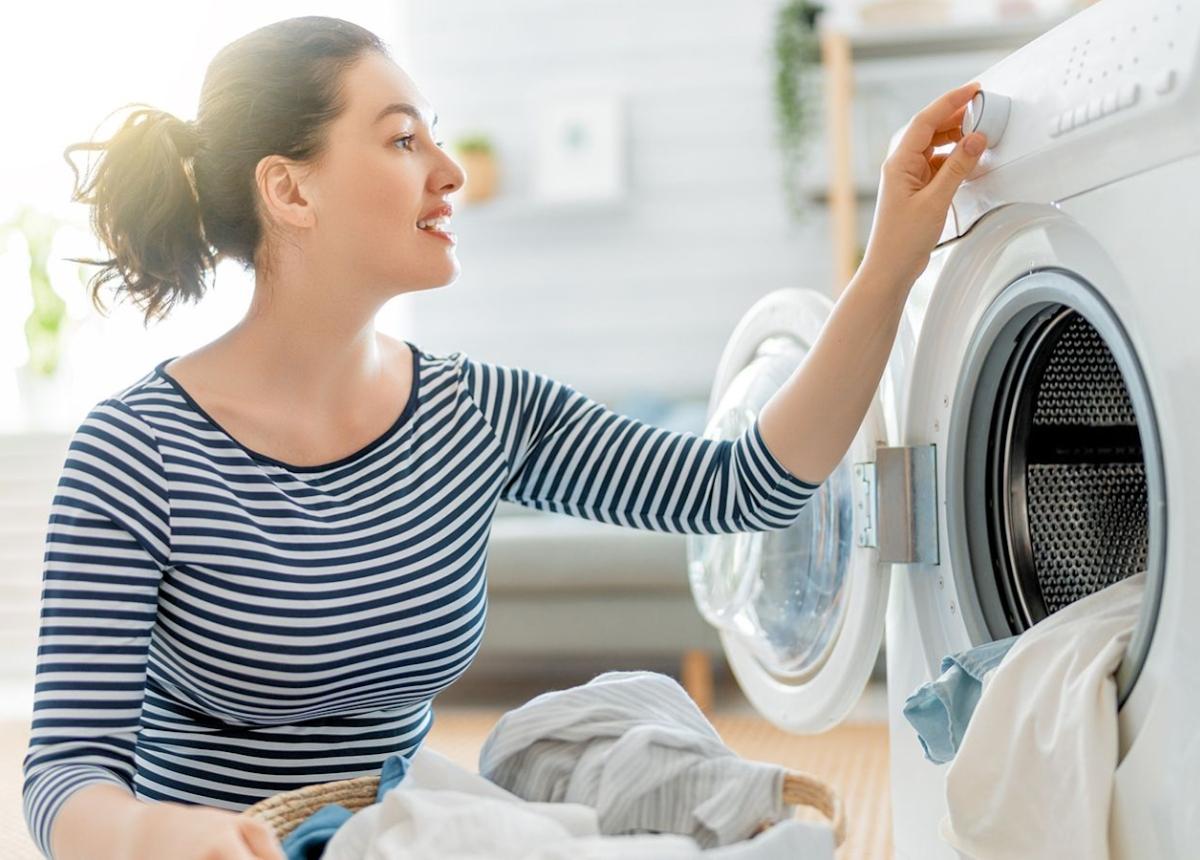 Máy giặt được sử dụng để giặt và làm sạch quần áo và các vật dụng dệt may khác
