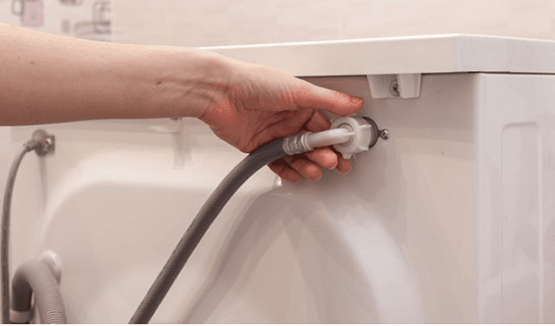 Vệ sinh máy giặt bằng cách kiểm tra ống dẫn nước