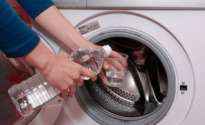 Trong quá trình tẩy rửa bạn có thể cần nhiều đến sự hỗ trợ của chất tẩy rửa cũng như nước vệ sinh máy giặt cửa ngang