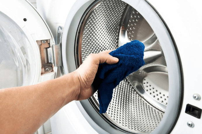 Vệ sinh máy giặt cửa ngang có khó không?