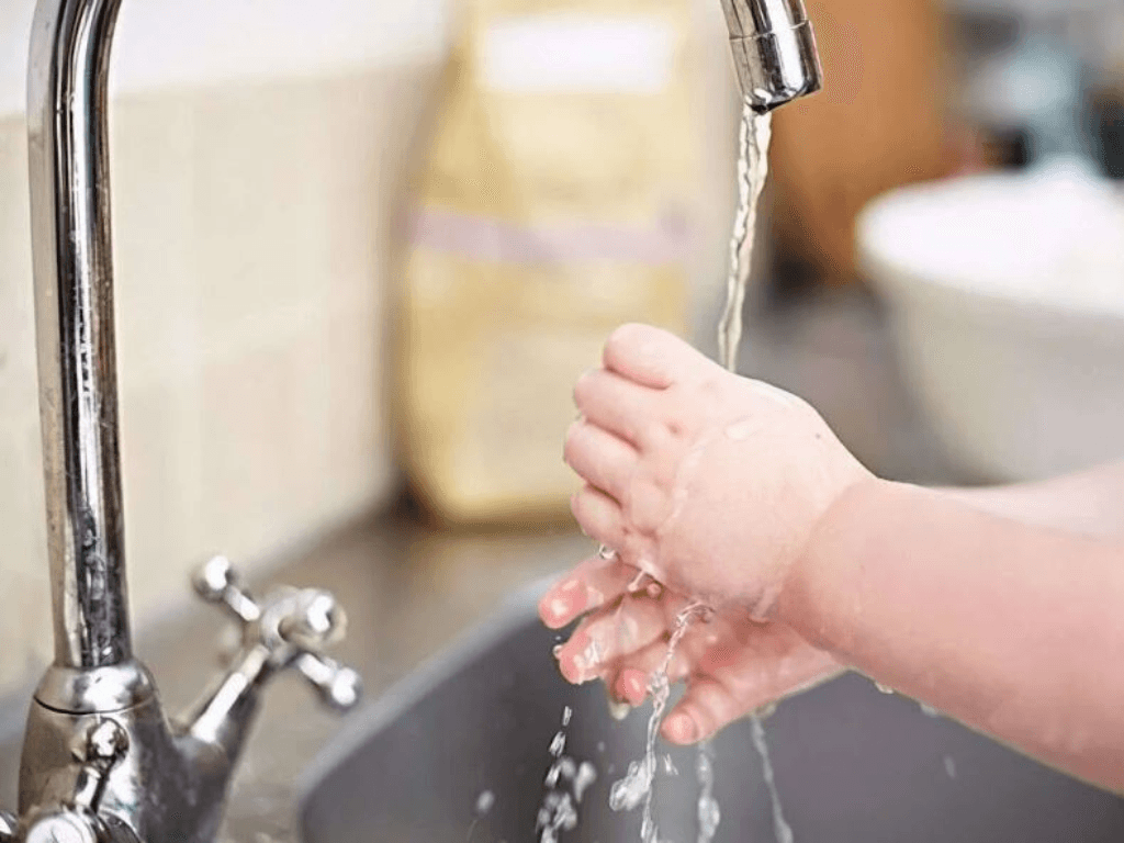 goi-ky-thuat-vien-khi-thay-nuoc-thai-chay-lien-tuc-bat-thuong