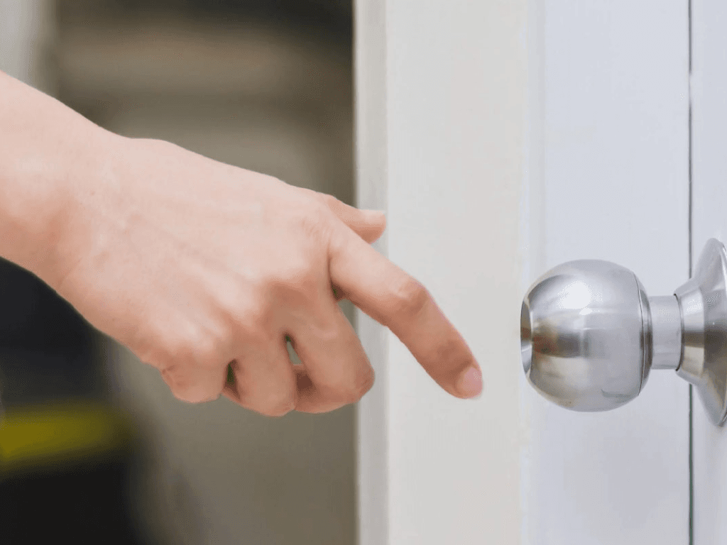 giu-san-nha-sach-se-va-chon-vat-lieu-phu-hop