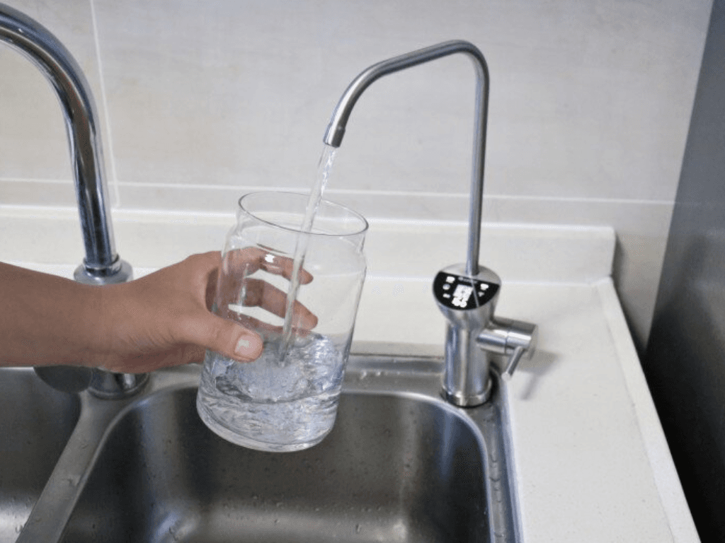 tai-sao-can-dung-bom-tang-ap-cho-may-loc-nuoc