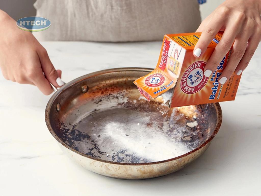 xu-ly-noi-inox-bi-chay-den-bang-baking-soda