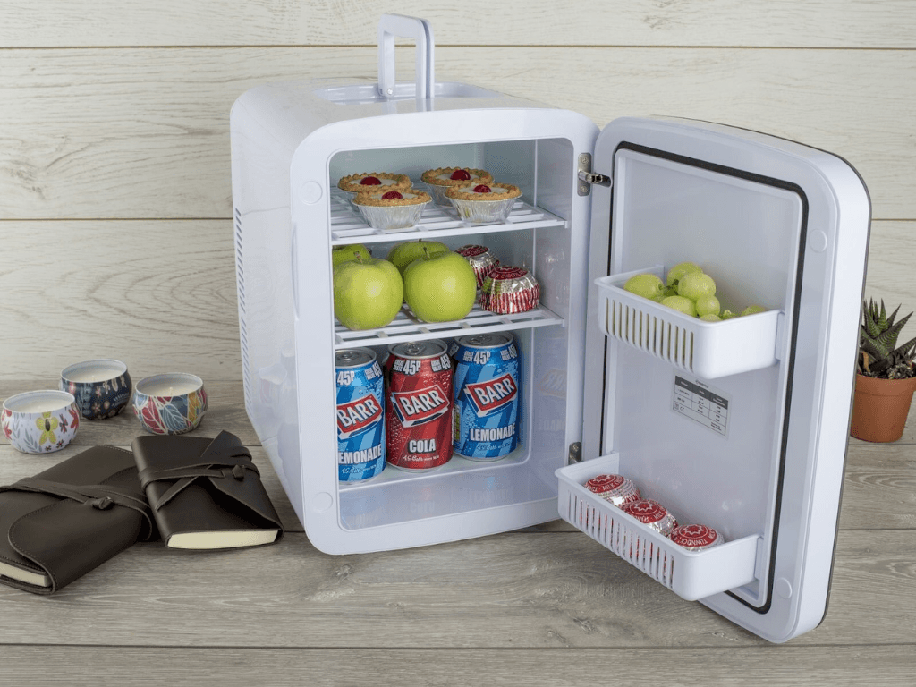Tủ lạnh mini cũ là tủ lạnh mini đã qua sử dụng và được các đơn vị thu mua mua lại, sửa chữa để bán lại với giá thành thấp hơn