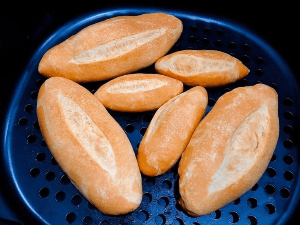 Chỉ bạn cách hâm nóng bánh mì bằng nồi chiên không dầu cực nhanh và nóng giòn