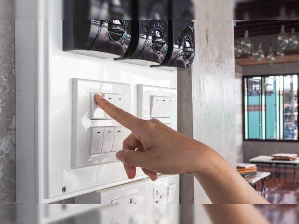 Cách Khắc Phục Tình Trạng Sạc Không Vào Điện Trên Quạt Tích Điện