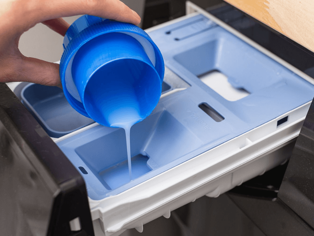 Cách bỏ nước xả vào máy giặt Toshiba có gì khác biệt giữa các dòng máy?