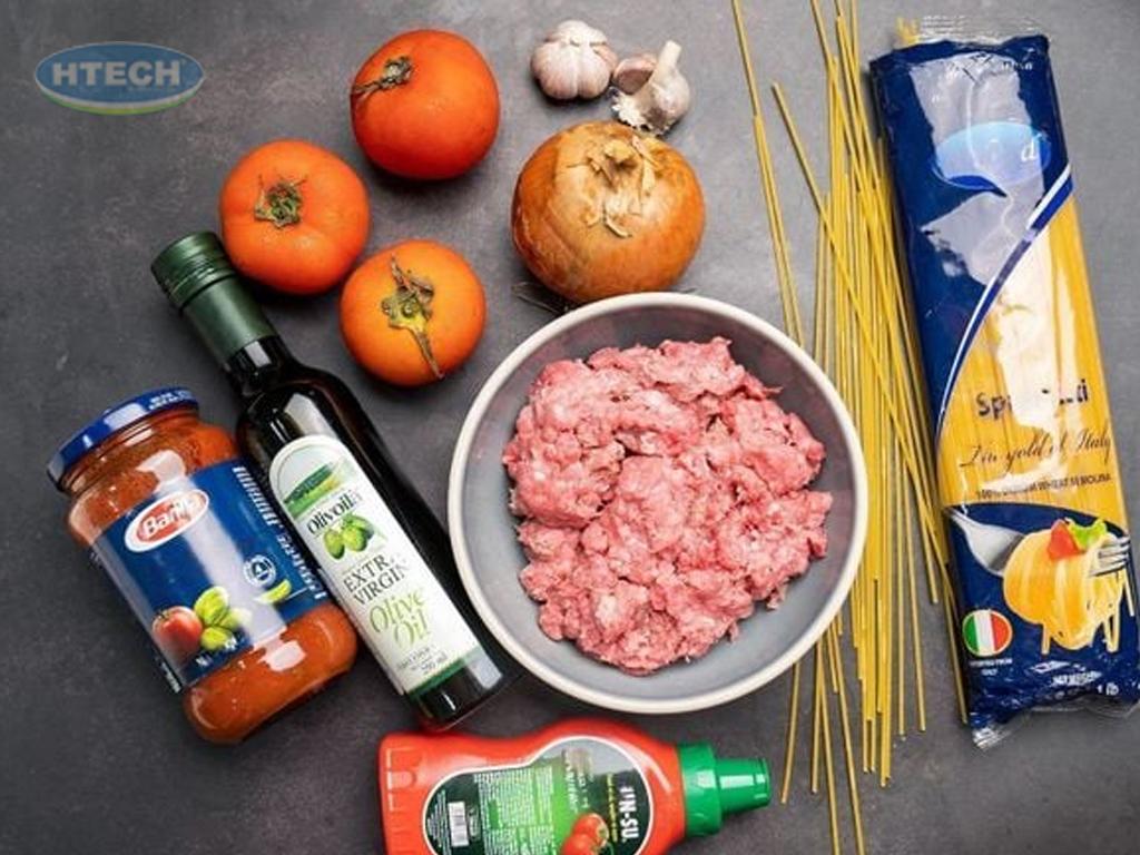 nguyen-lieu-lam-mi-y-sot-ca-chua-thit-bam