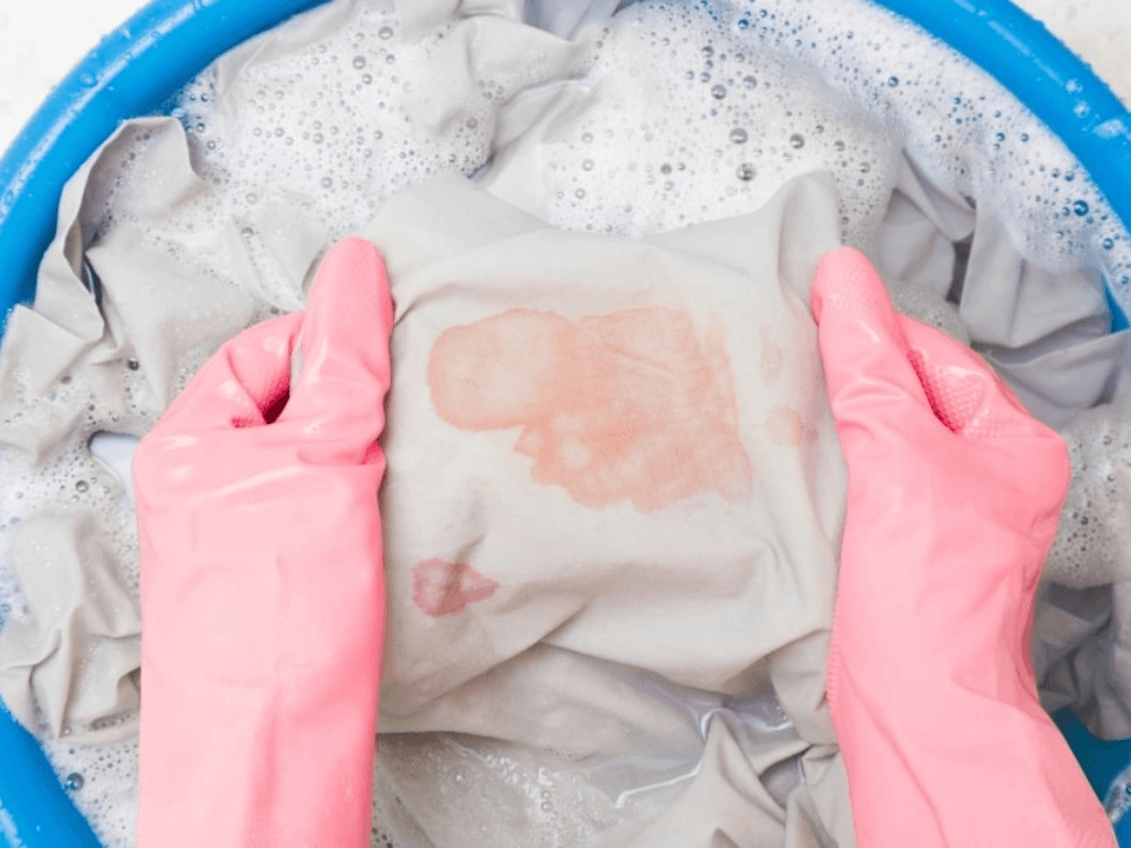 vi-sao-quan-ao-bi-lem-mau-khac