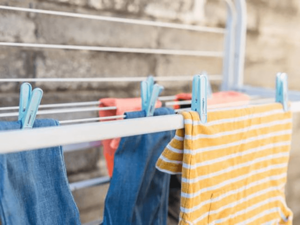 Cách làm quần áo nhanh khô ngày mưa thổi bay ẩm mốc, thơm tho tức thì