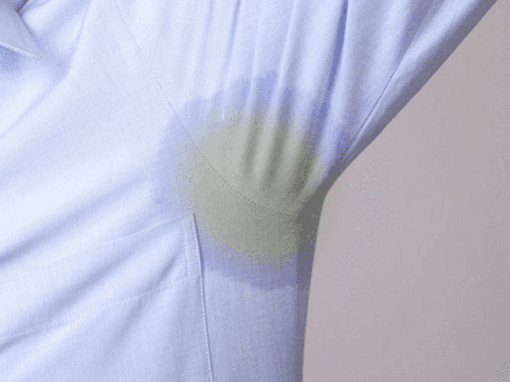 cach-tay-o-vang-tren-ao-trang-dung-kem-danh-rang