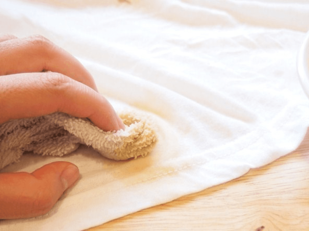 meo-giu-ao-trang-luon-sang-sach-khong-bi-o-vang