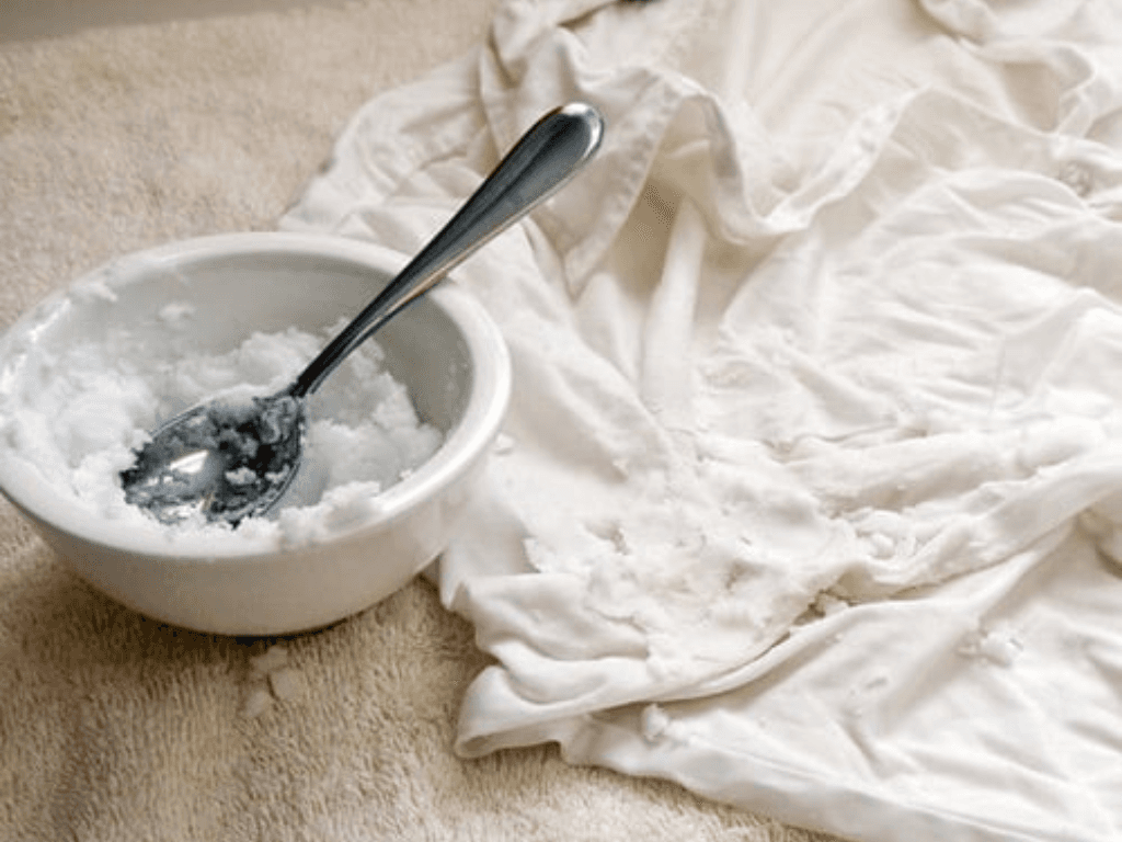 su-dung-chanh-va-muoi-de-tay-o-tren-ao-trang