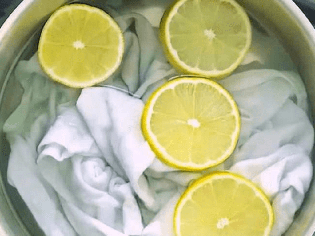 cach-tay-moc-quan-ao-tai-nha-bang-chanh-va-muoi