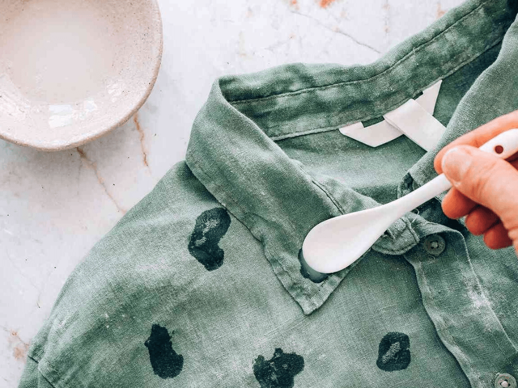 tay-moc-quan-ao-mau-bang-sua-tuoi