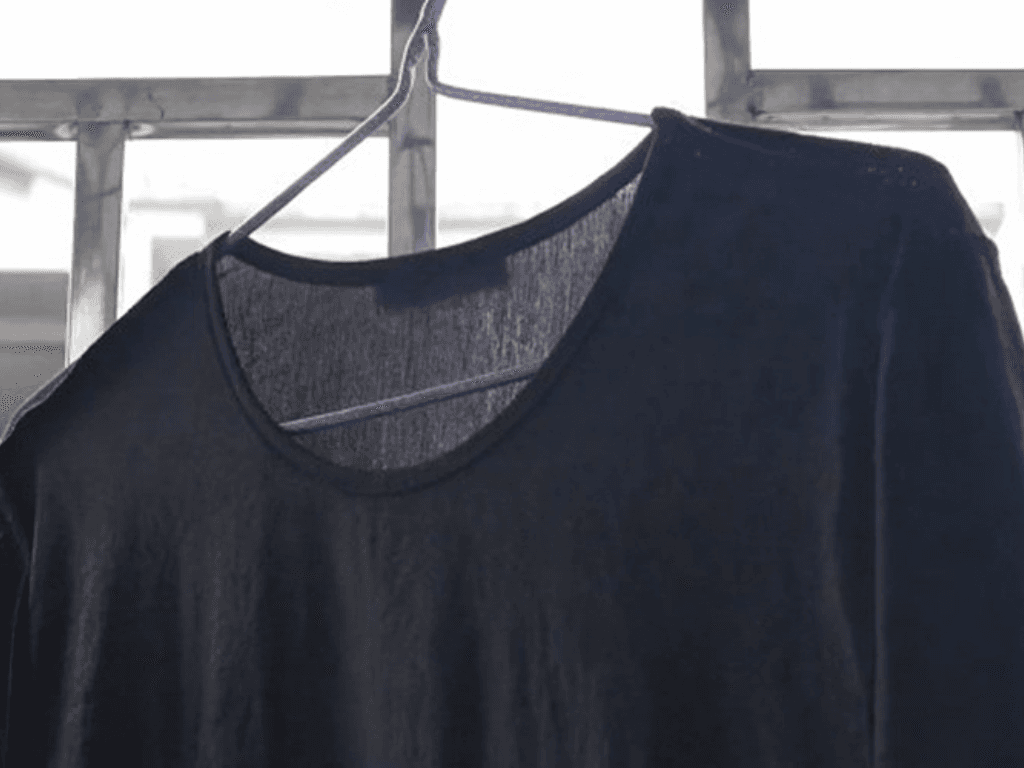 cach-khac-phuc-ao-den-bi-phai-mau-nhanh-bang-thuoc-nhuom