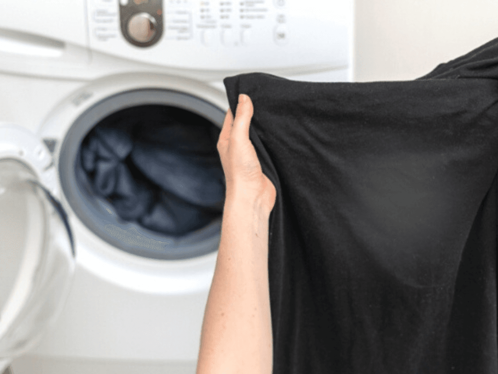 Cách khắc phục áo đen bị phai màu hồi sinh màu sắc huyền bí, tự tin tỏa sáng