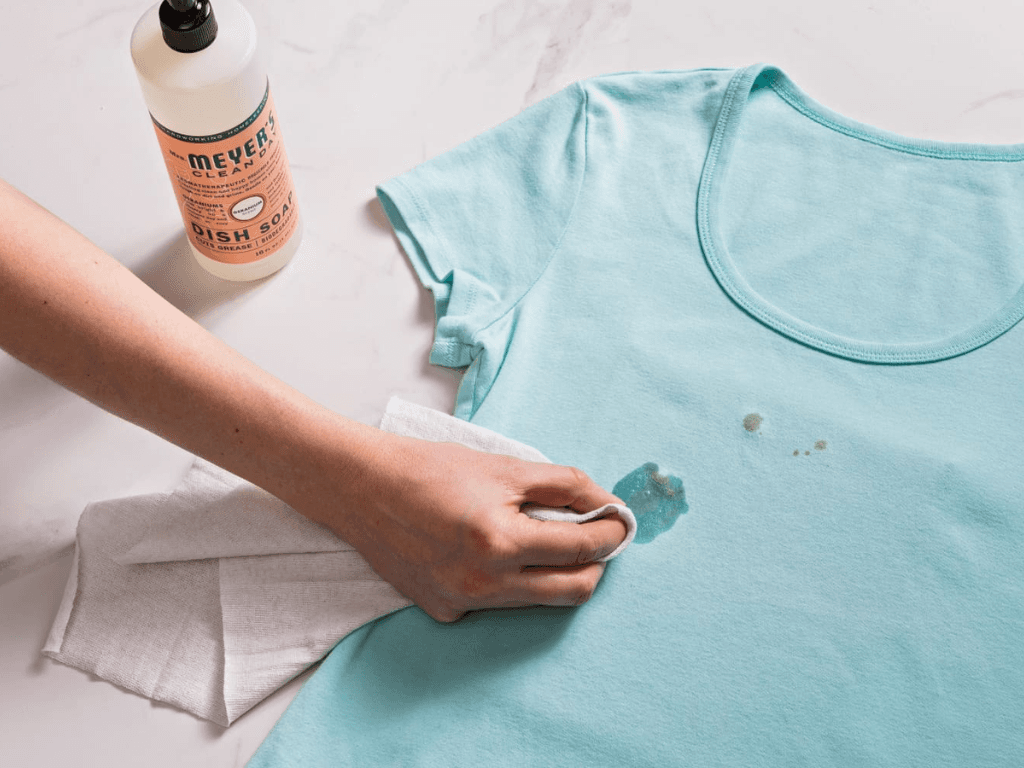 cach-tay-vet-dau-mo-tren-quan-ao-bang-con-hoac-giam-trang