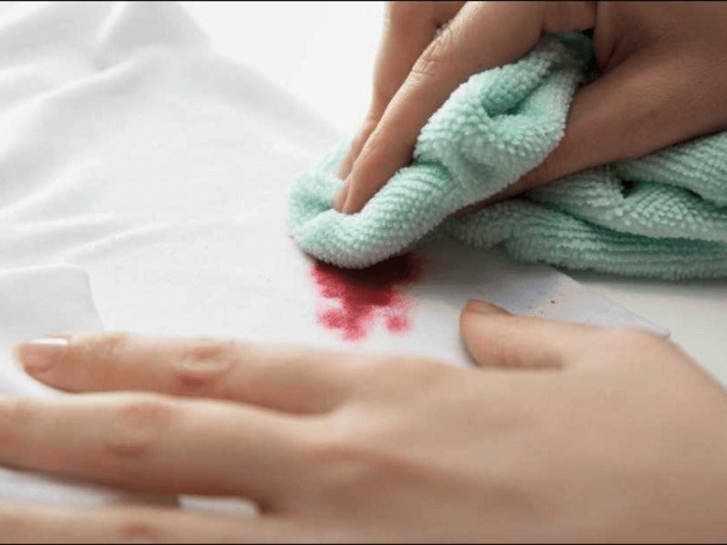 cach-tay-vet-mau-tren-quan-ao-dung-oxy-gia