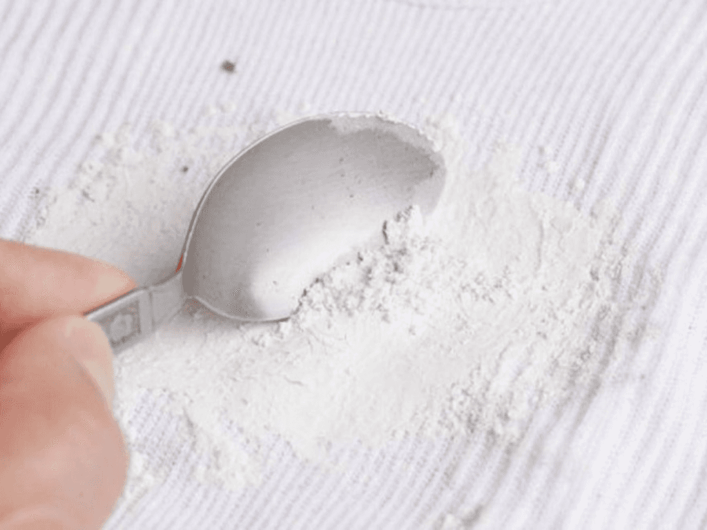 dung-bot-mi-phan-rom-hoac-baking-soda-tay-dau-mo-tren-quan-ao